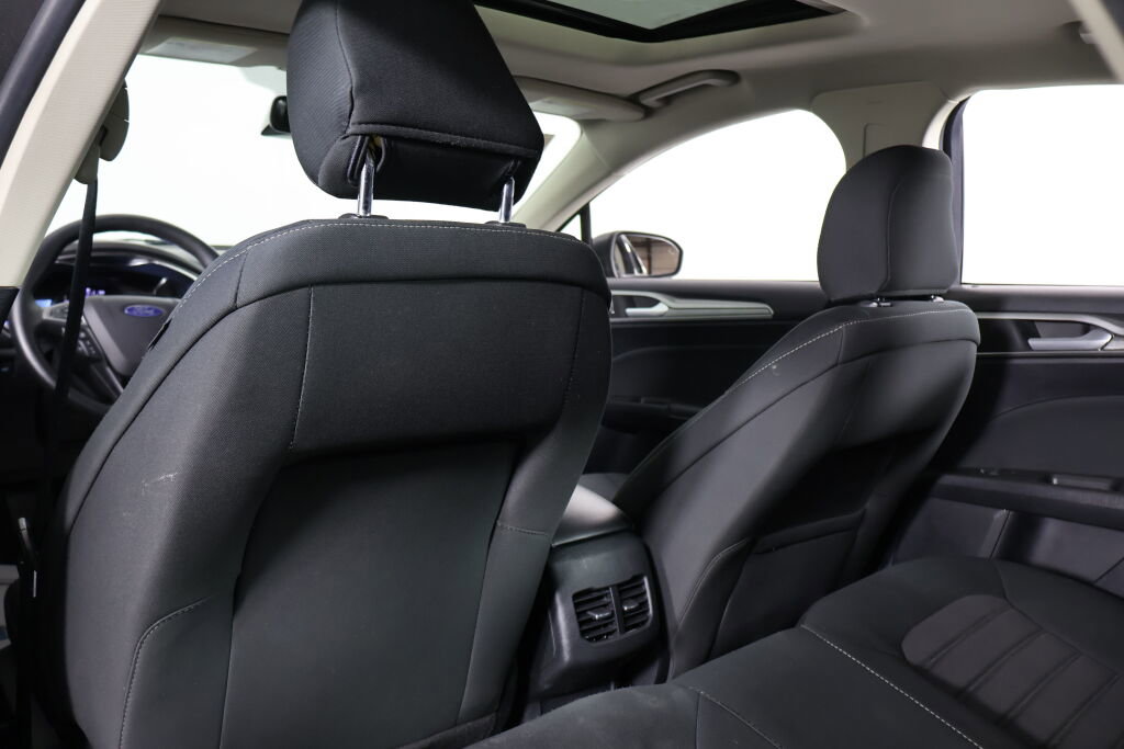 Used 2020 Ford Fusion SE image 16