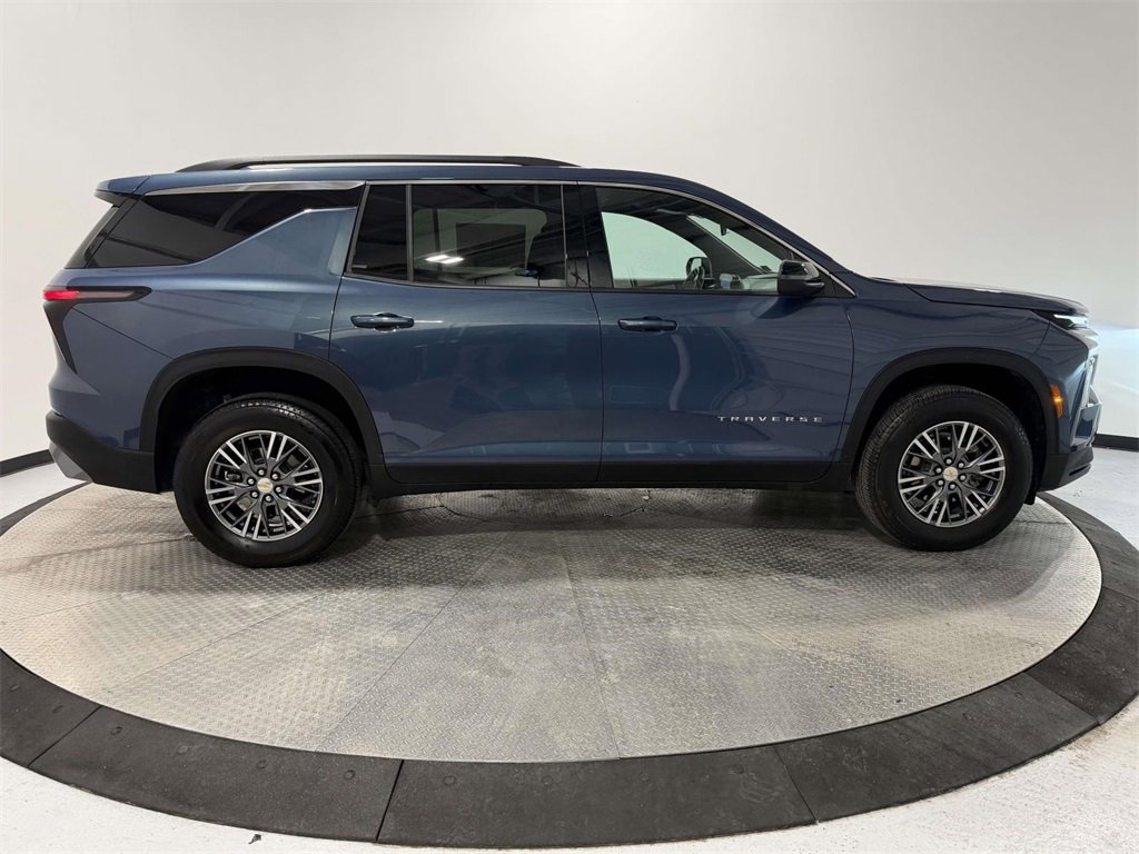Used 2025 Chevrolet Traverse LT image 7
