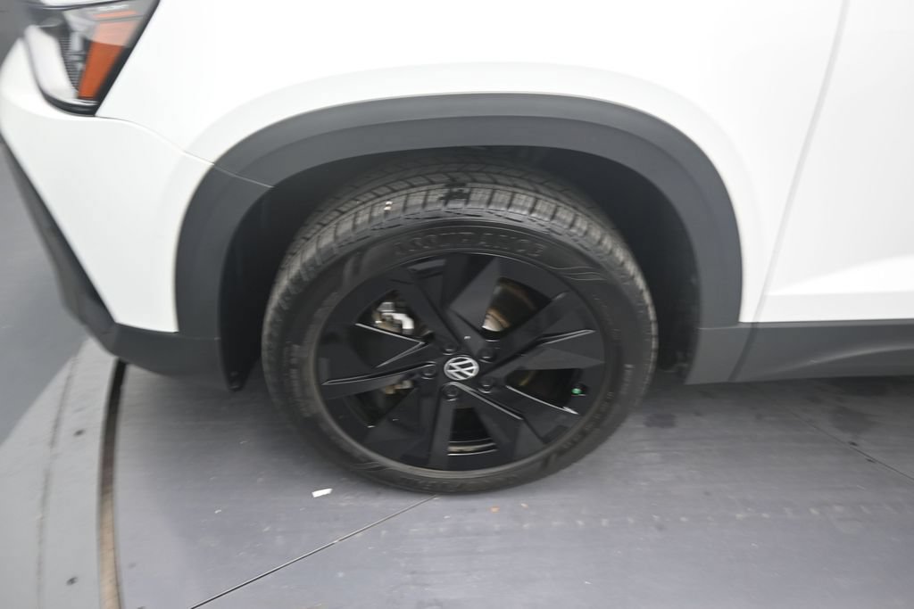 Used 2025 Volkswagen Taos SE FWD image 9