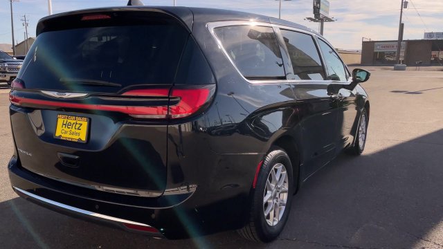 Used 2024 Chrysler Pacifica Touring-L FWD image 11