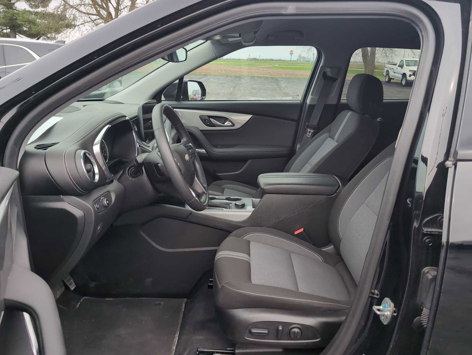 Used 2025 Chevrolet Blazer LT image 4