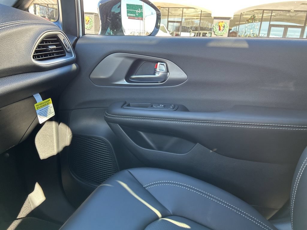 New 2026 Chrysler Pacifica Select AWD/4WD image 22