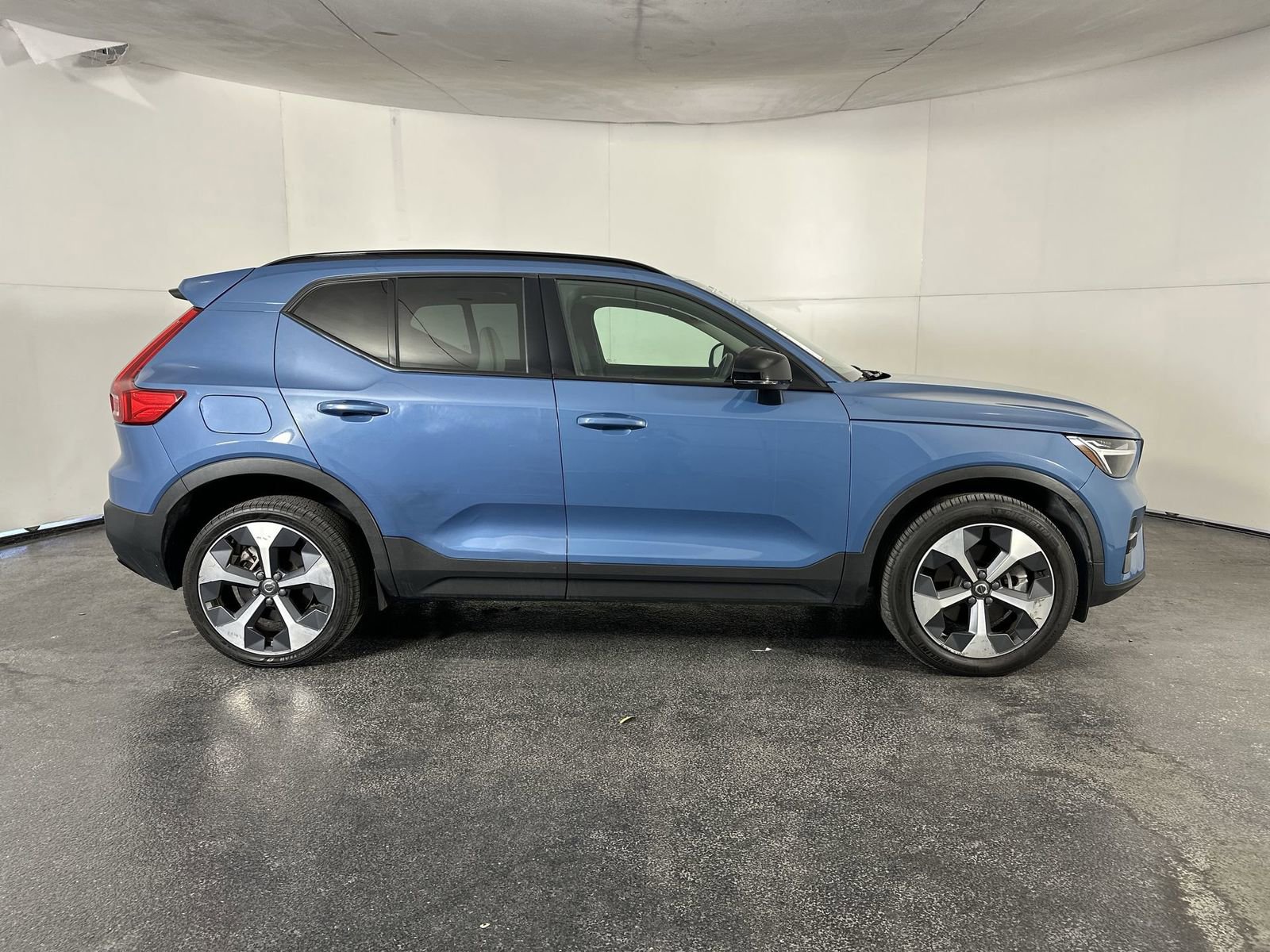 Used 2023 Volvo XC40 B5 Plus w/ Protection Package Premier image 9