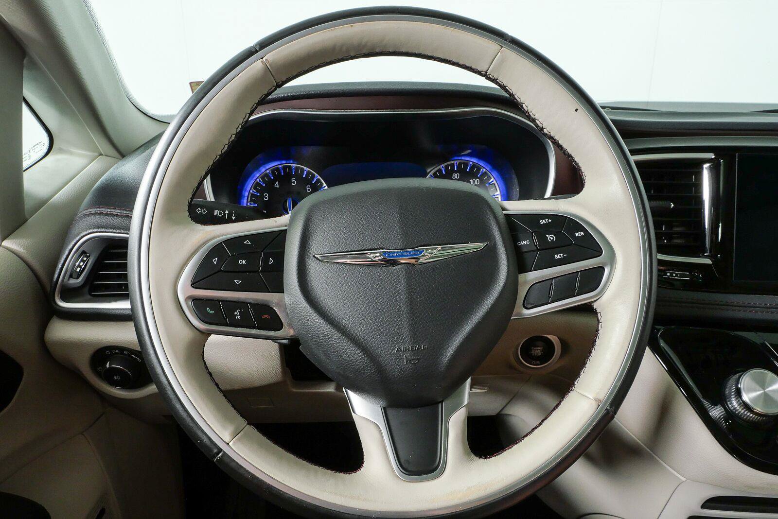Used 2017 Chrysler Pacifica Limited FWD image 10