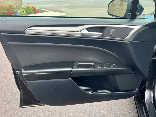 Used 2020 Ford Fusion SE FWD image 19