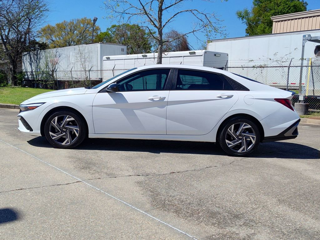 Used 2025 Hyundai Elantra Sport image 3