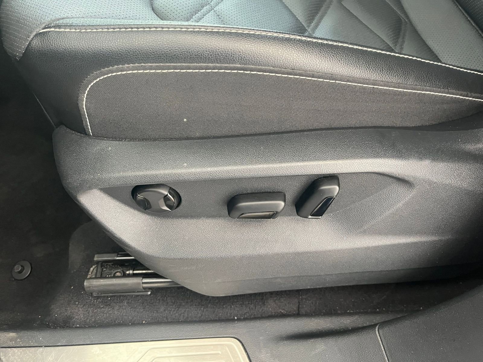 Used 2025 Volkswagen Atlas SE AWD/4WD image 22