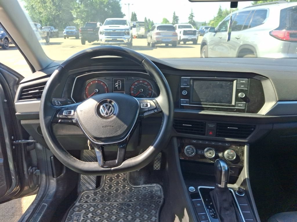 Used 2019 Volkswagen Jetta SE w/ Cold Weather Package FWD image 12
