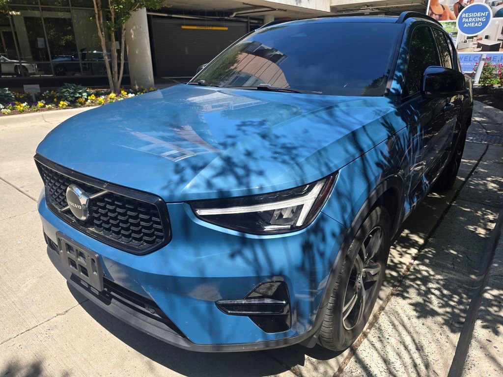 Used 2024 Volvo XC40 B5 Core