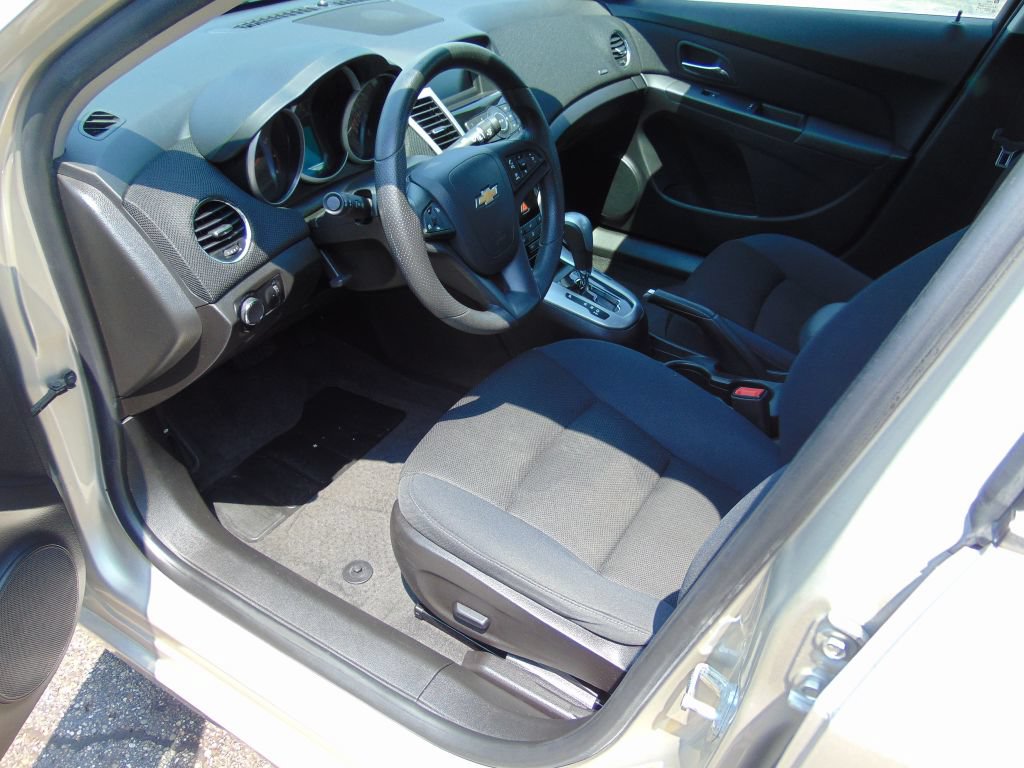 Used 2015 Chevrolet Cruze LT FWD image 2