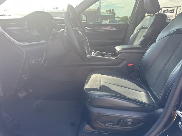 Used 2022 Jeep Grand Cherokee L Laredo image 12