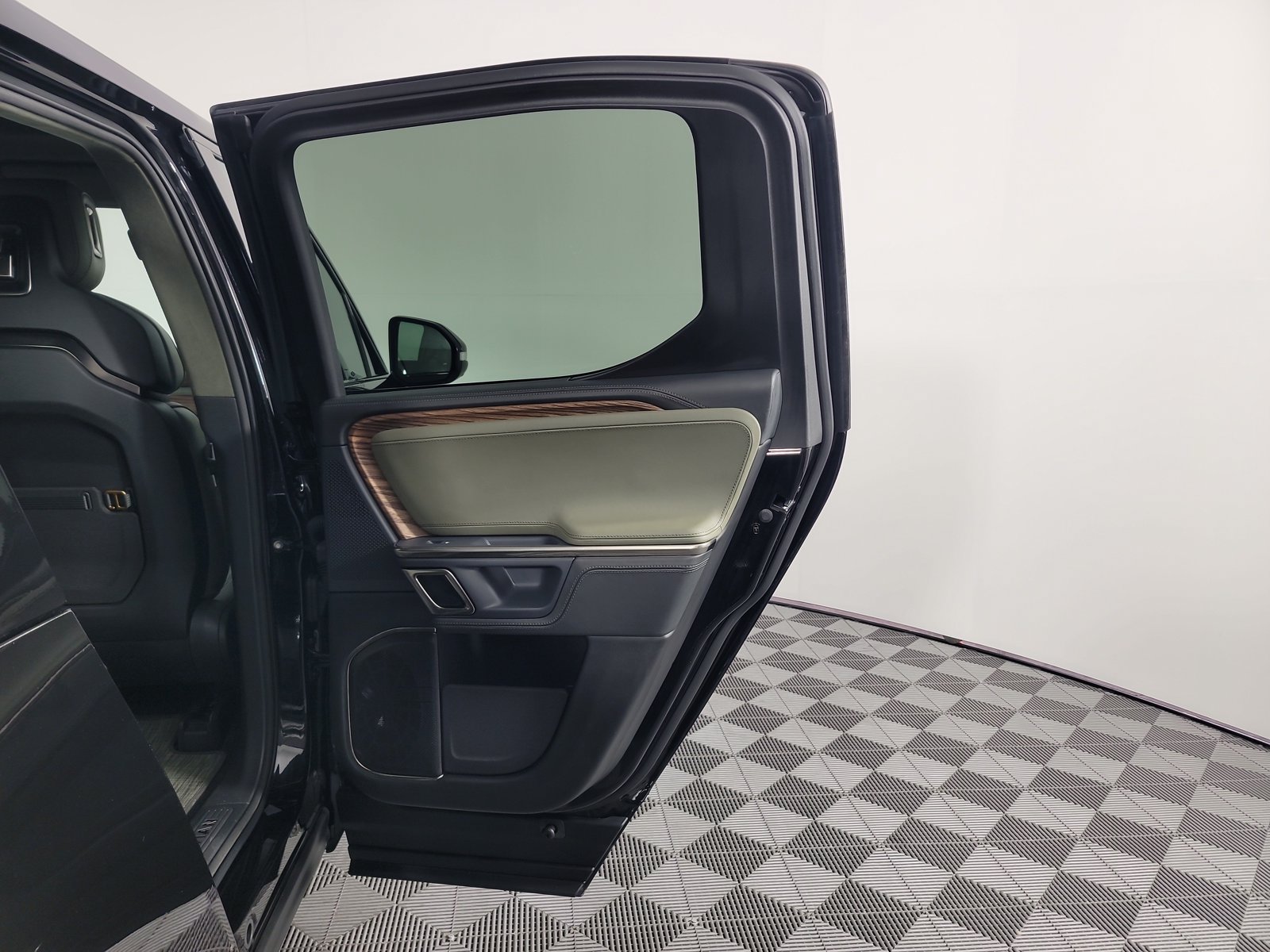 Used 2024 Rivian R1T Adventure Dual AWD/4WD image 19