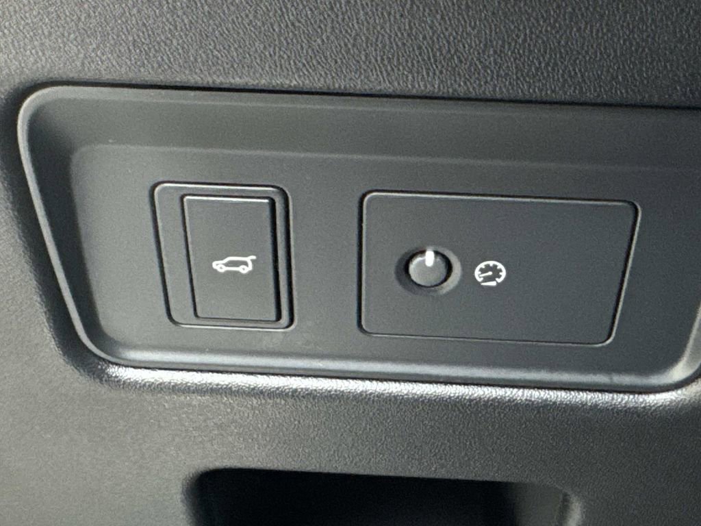 Used 2025 Land Rover Discovery Dynamic SE image 31