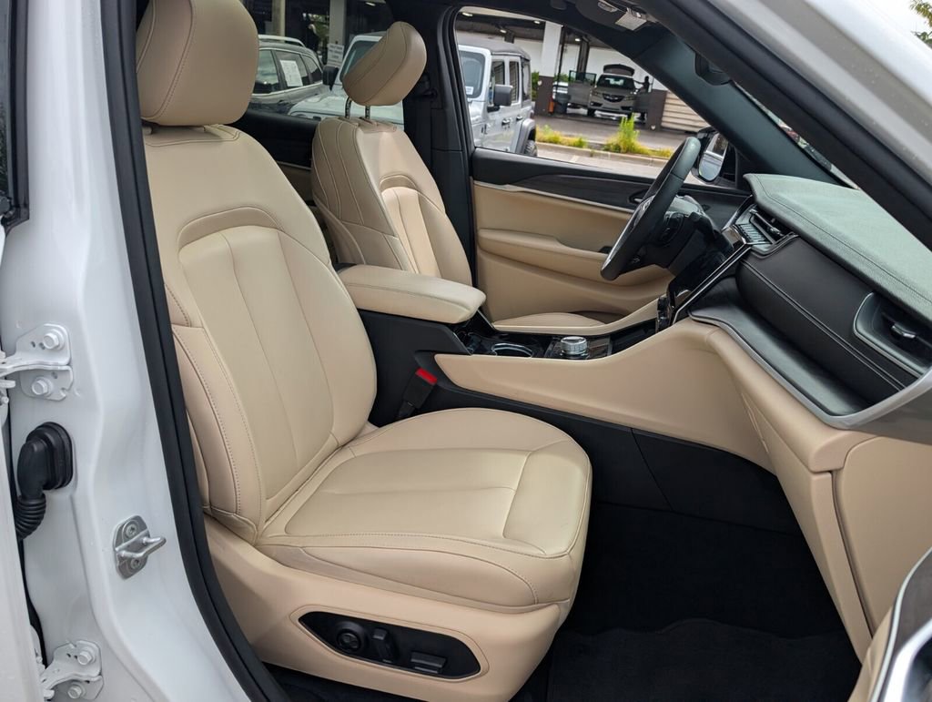 Certified 2023 Jeep Grand Cherokee Limited w/ Trailer Tow Prep Group (B) image 18