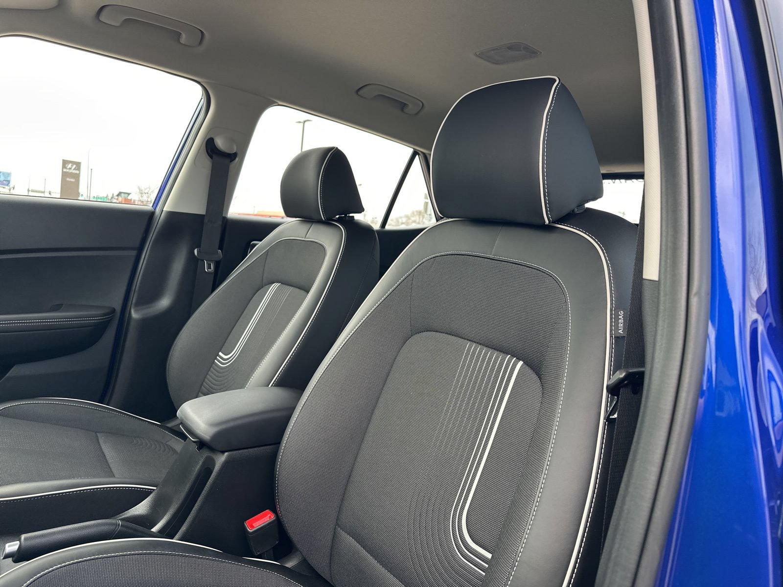 Used 2023 Hyundai Venue Limited FWD image 8
