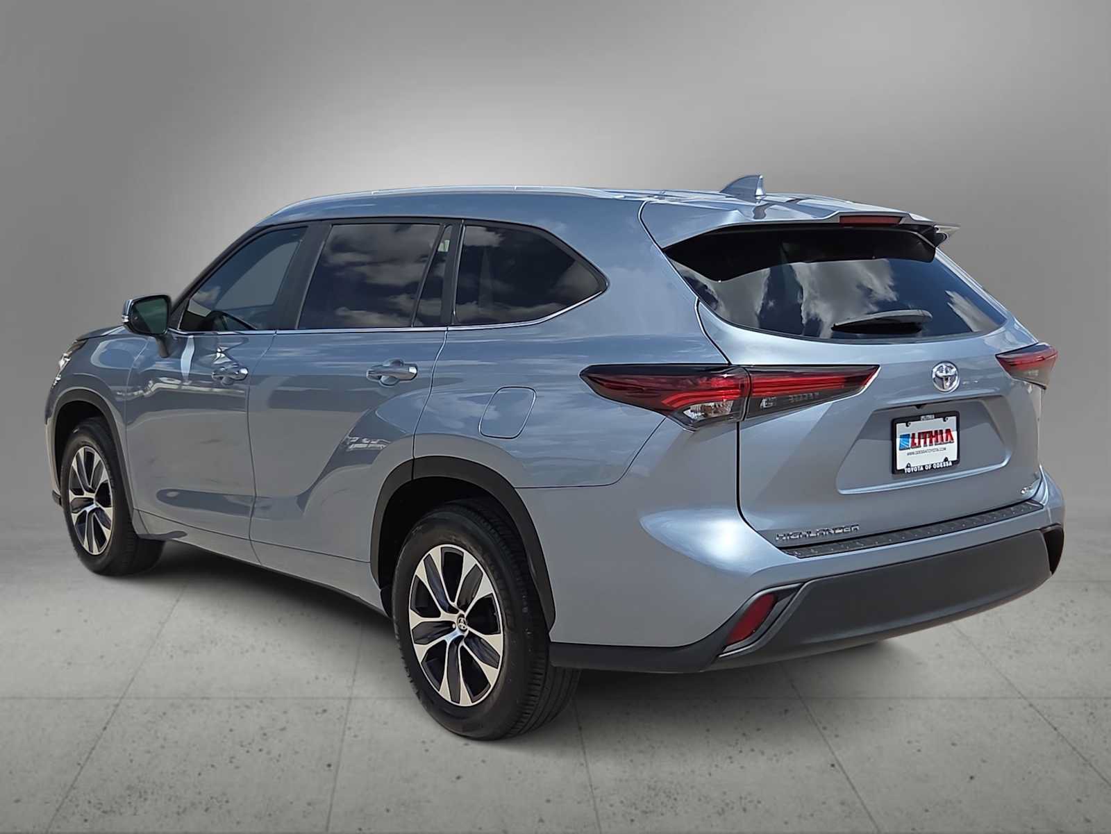 Used 2024 Toyota Highlander XLE FWD image 6