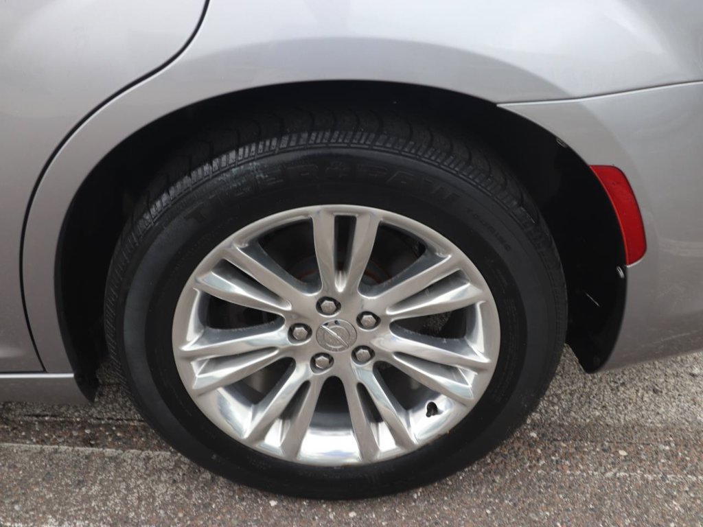 Used 2017 Chrysler 300 C RWD image 26