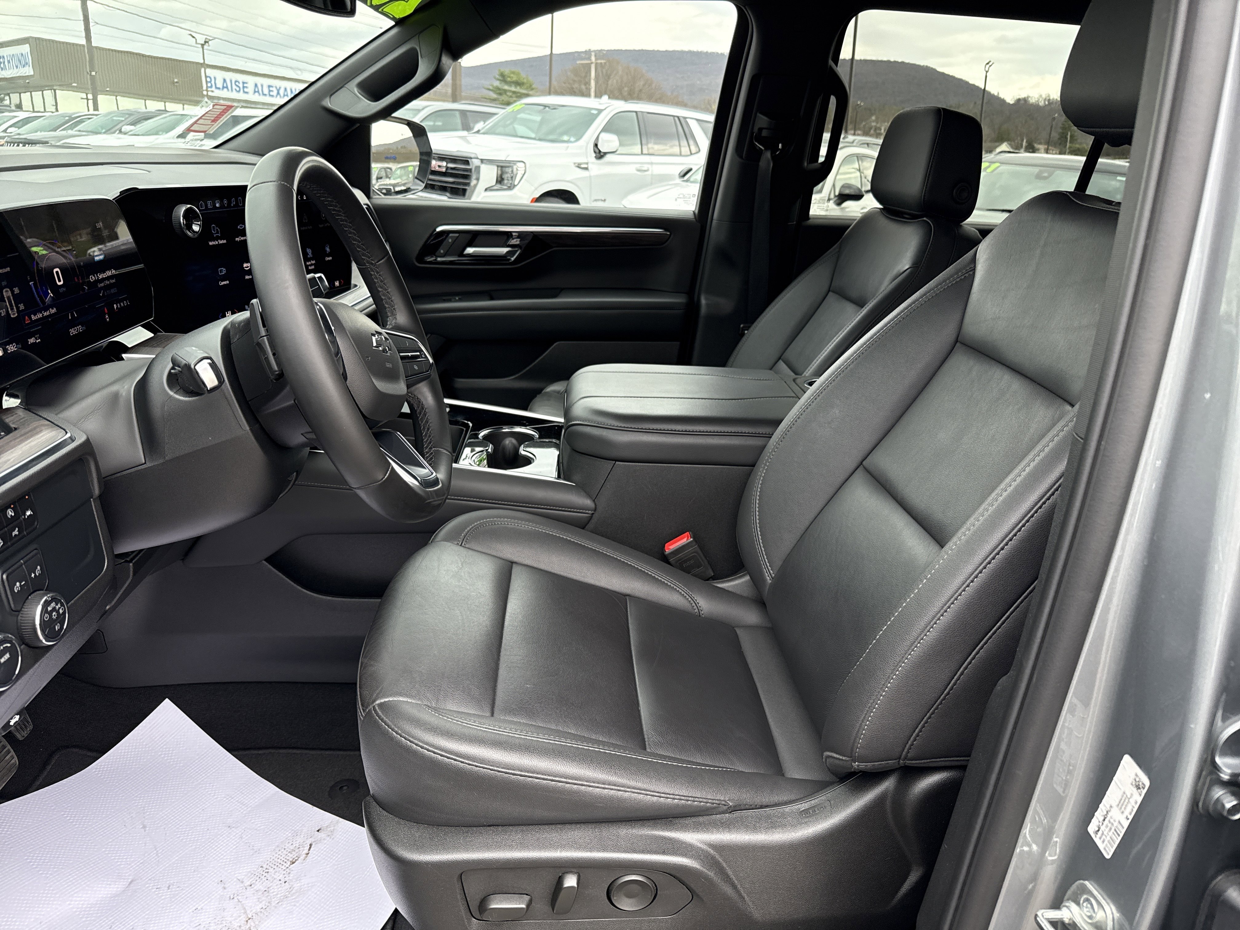 Used 2025 Chevrolet Suburban Z71 AWD/4WD image 12