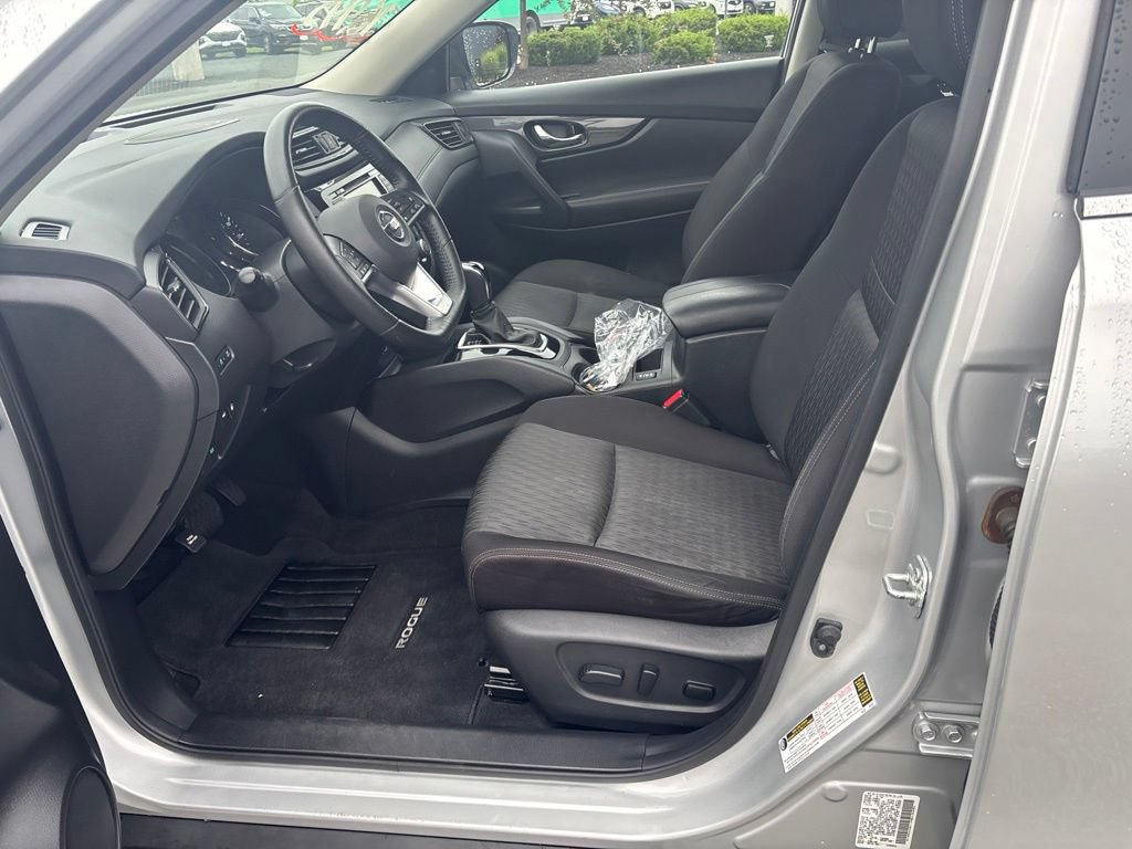 Used 2018 Nissan Rogue SV w/ Sun & Sound Touring Package AWD/4WD image 12
