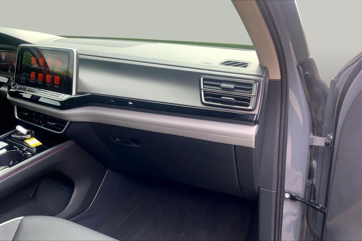 Used 2024 Volkswagen Atlas Peak Edition SE AWD/4WD image 18