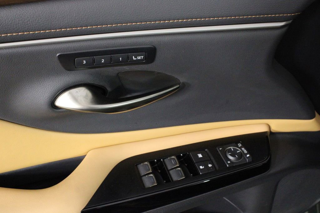Used 2024 Lexus ES 350 w/ Premium Package image 18