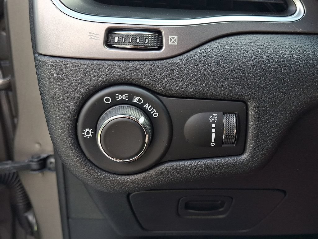 Used 2020 Jeep Cherokee Latitude w/ Cold Weather Group AWD/4WD image 23