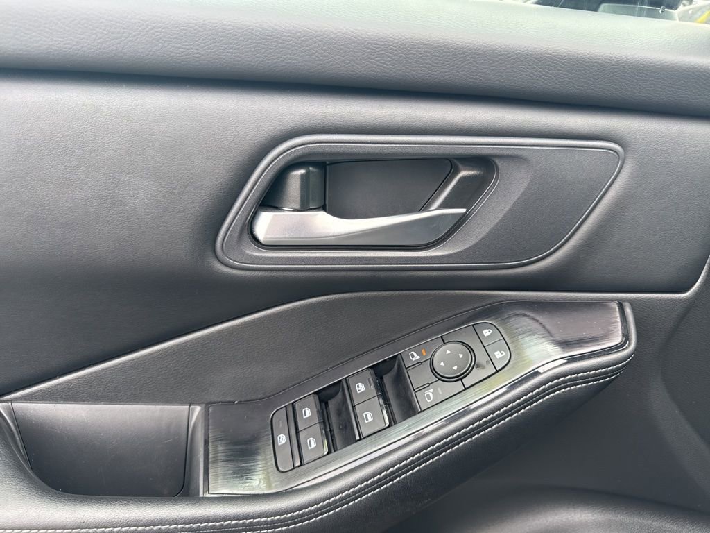 Used 2025 Nissan Rogue SV image 10