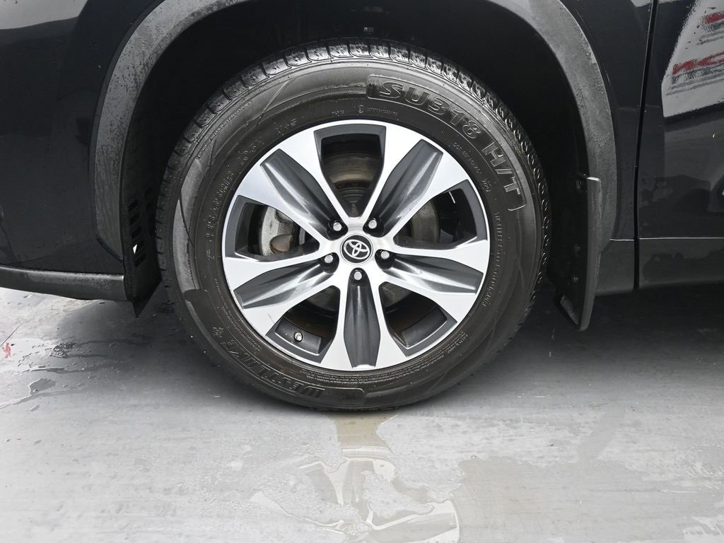 Used 2023 Toyota Highlander XLE image 12