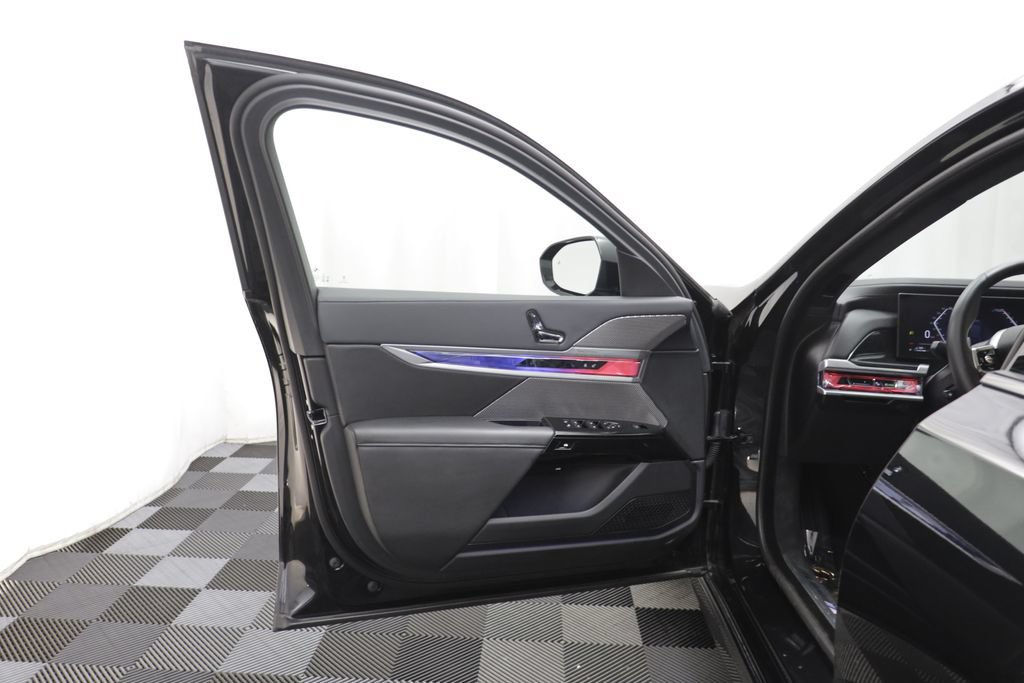 Used 2026 BMW 750e xDrive w/ Premium Package AWD/4WD image 4