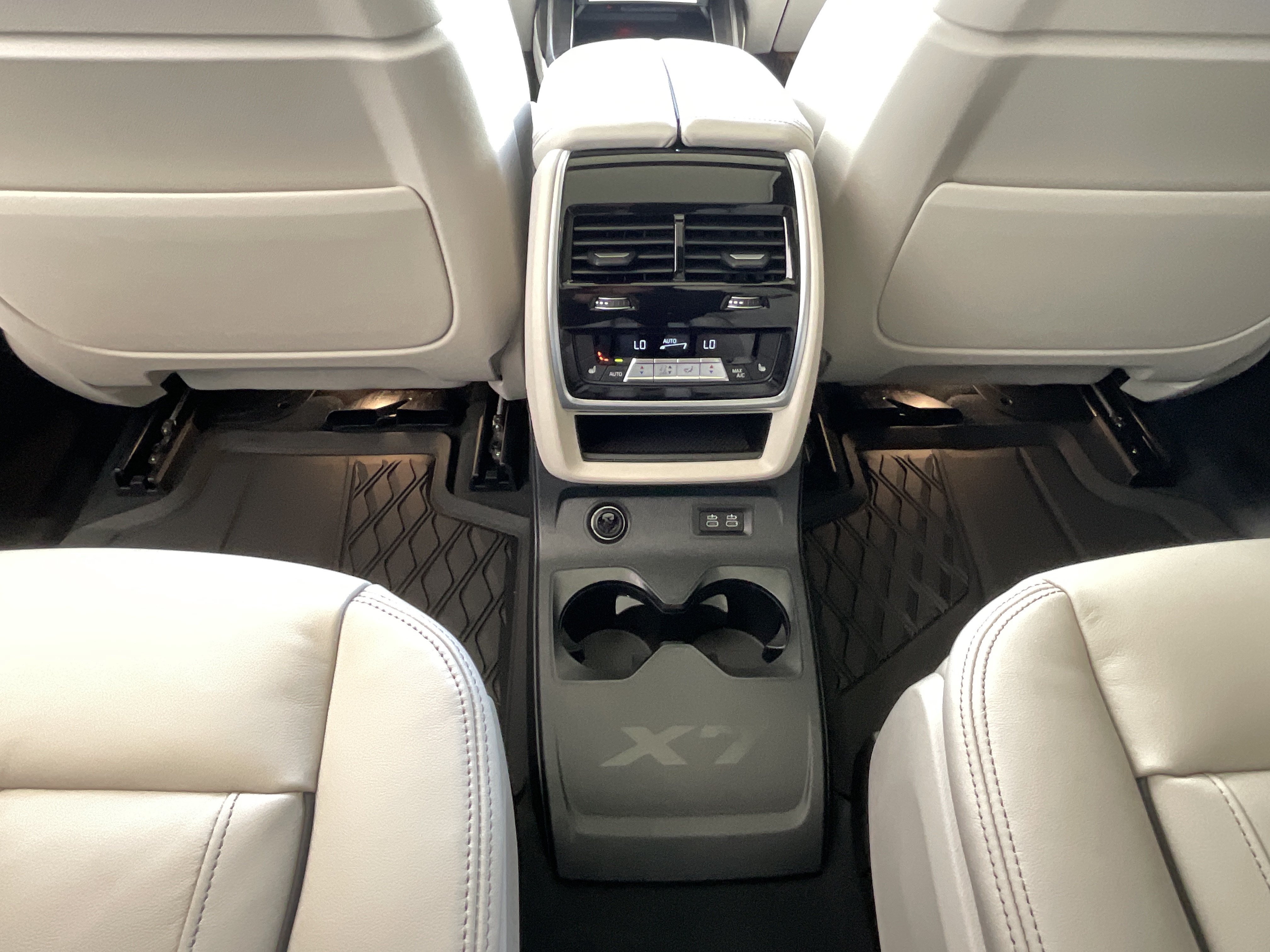 New 2027 BMW X7 M60i AWD/4WD image 25