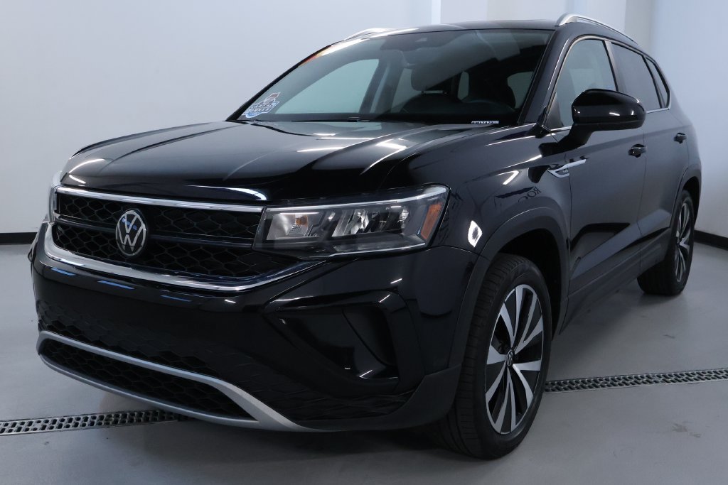 Used 2023 Volkswagen Taos SE w/ Panoramic Sunroof Package AWD/4WD image 4