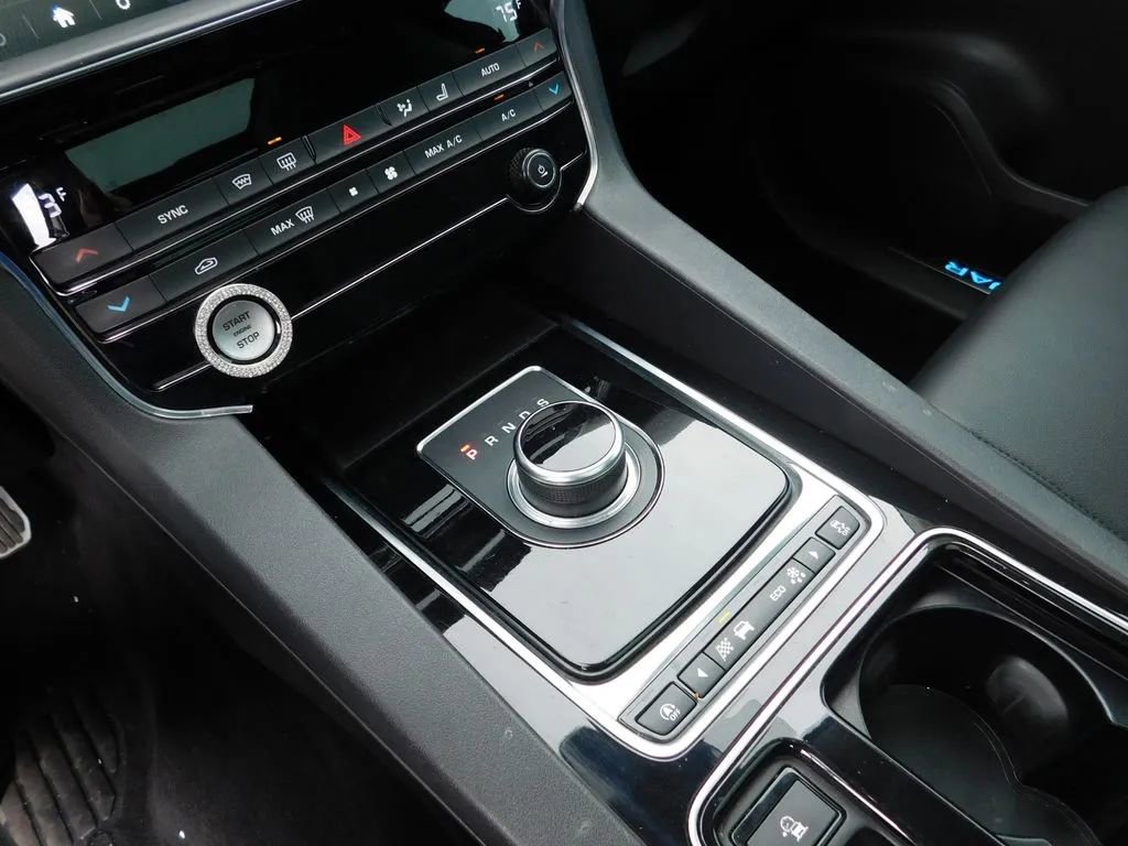 Used 2019 Jaguar F-PACE Premium image 19