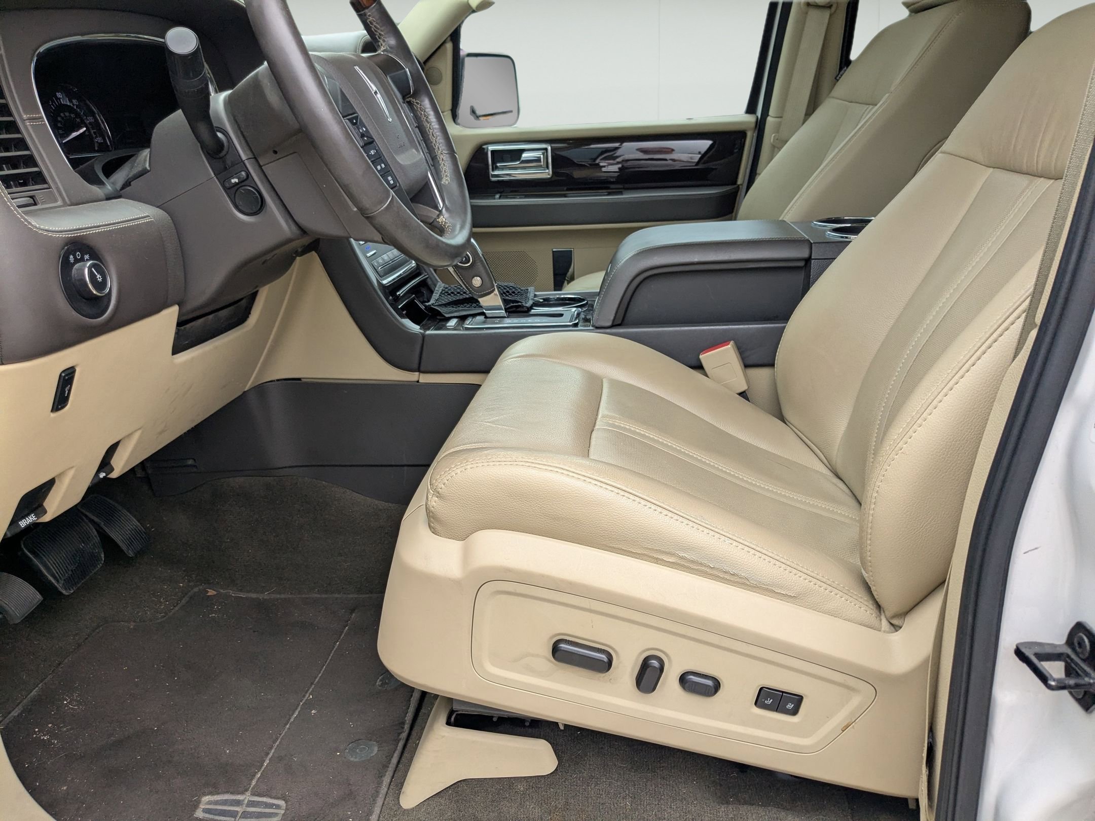 Used 2017 Lincoln Navigator Reserve RWD image 9