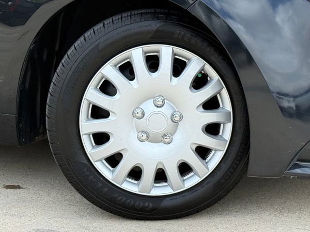 Used 2021 Toyota Corolla LE image 2