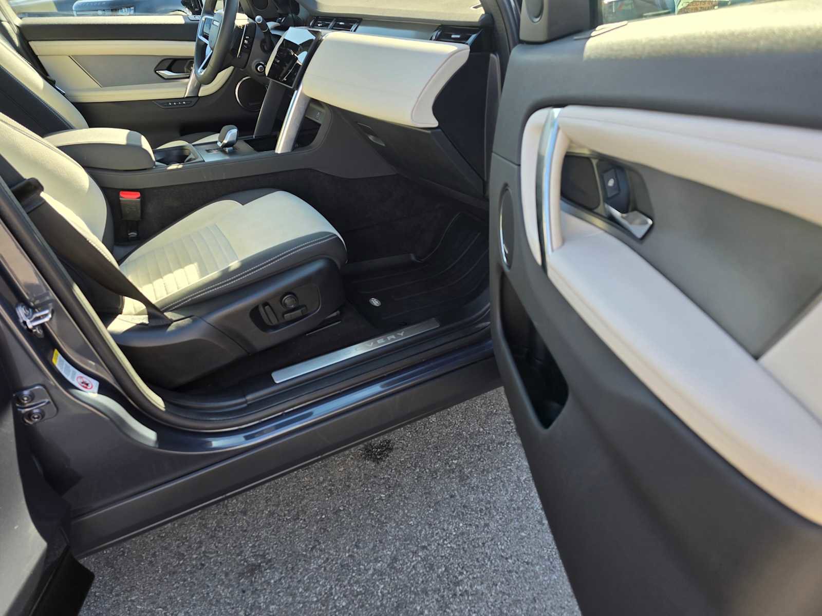 Used 2025 Land Rover Discovery Sport Dynamic SE image 10