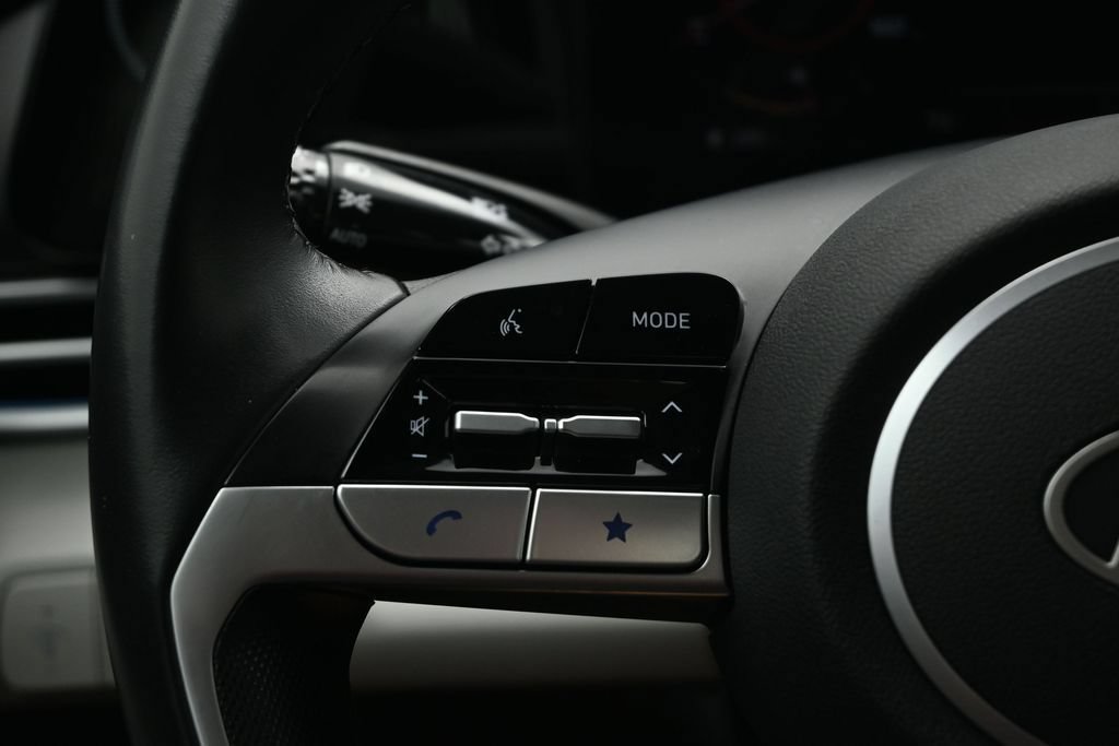 Used 2025 Hyundai Elantra Limited FWD image 23