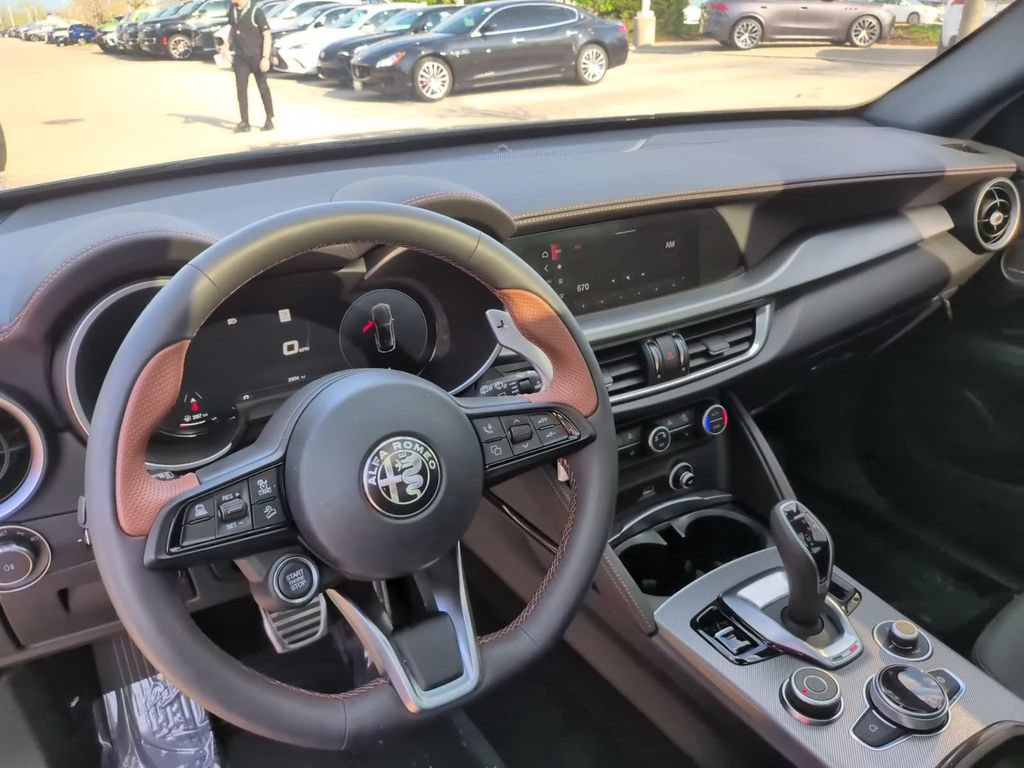 Used 2025 Alfa Romeo Stelvio Sprint AWD/4WD image 30