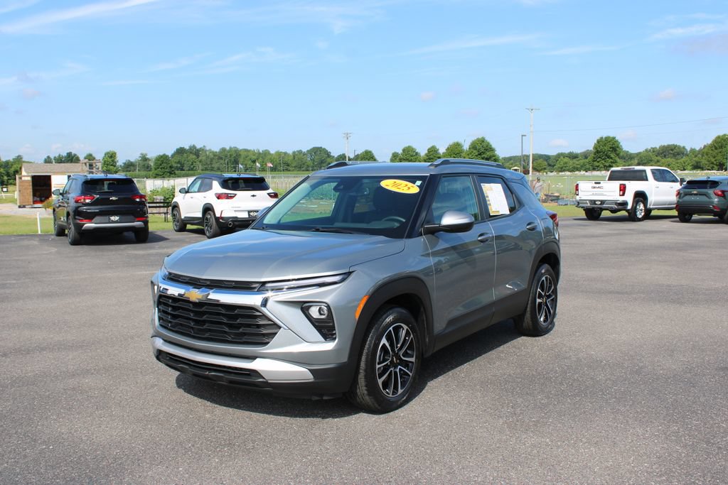 Used 2025 Chevrolet TrailBlazer LT w/ Convenience Package FWD image 4