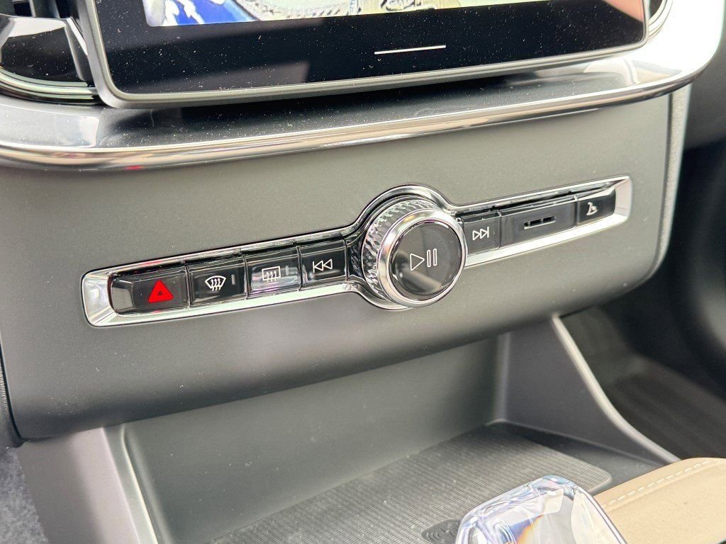 New 2026 Volvo XC90 B6 Plus w/ Protection Package Premier image 25