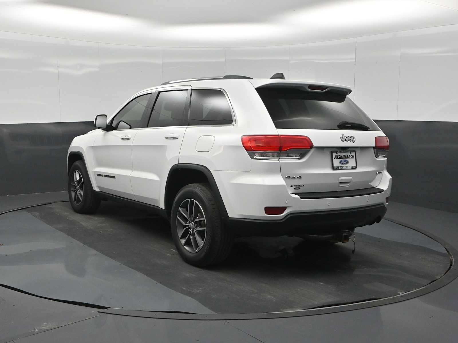 Used 2018 Jeep Grand Cherokee Laredo AWD/4WD image 6