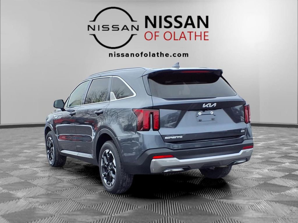 Used 2024 Kia Sorento S image 3