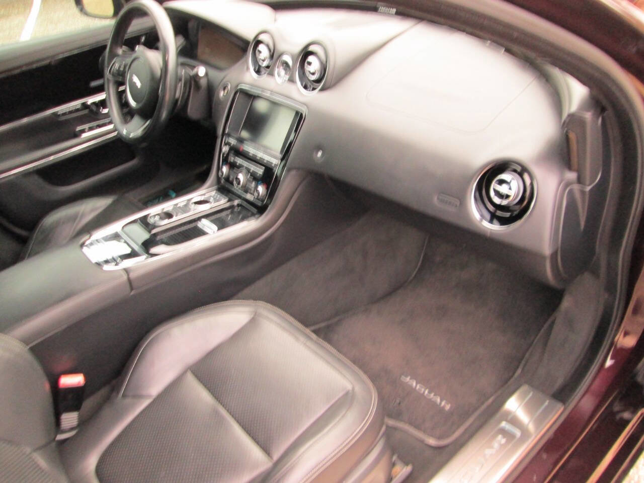 Used 2015 Jaguar XJ image 61