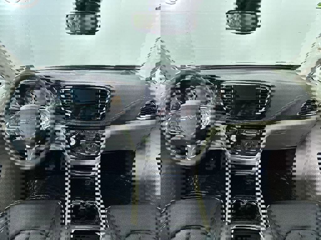 Used 2023 Chrysler Pacifica Limited image 5