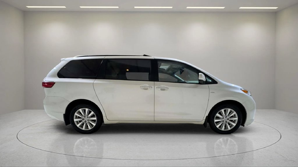 Used 2017 Toyota Sienna XLE w/ XLE Navigation Package AWD/4WD image 2