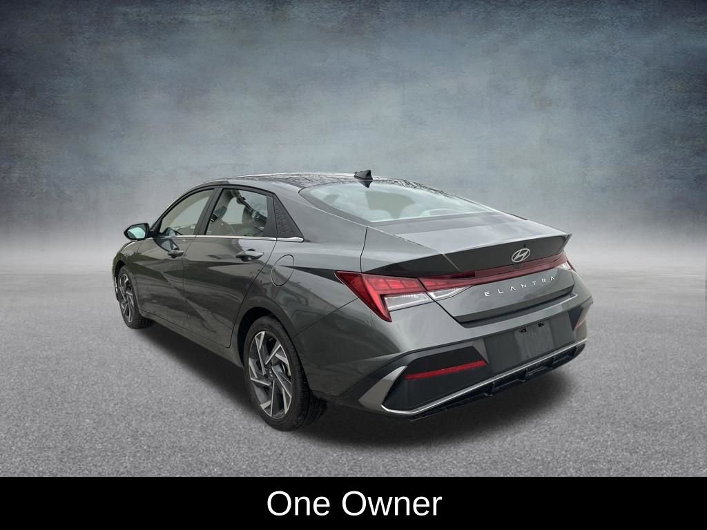 Used 2025 Hyundai Elantra SEL image 3