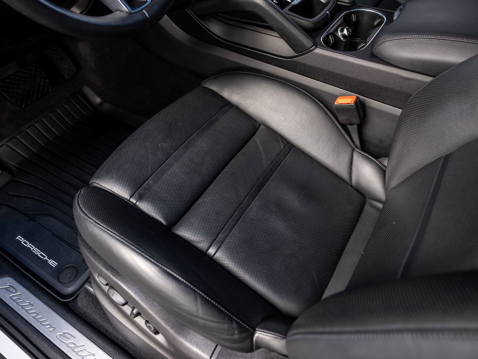 Certified 2023 Porsche Cayenne Platinum Edition image 45