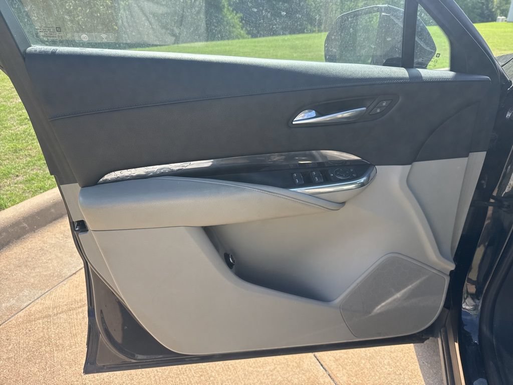 Used 2021 Cadillac XT4 Luxury w/ Cold Weather Package FWD image 12