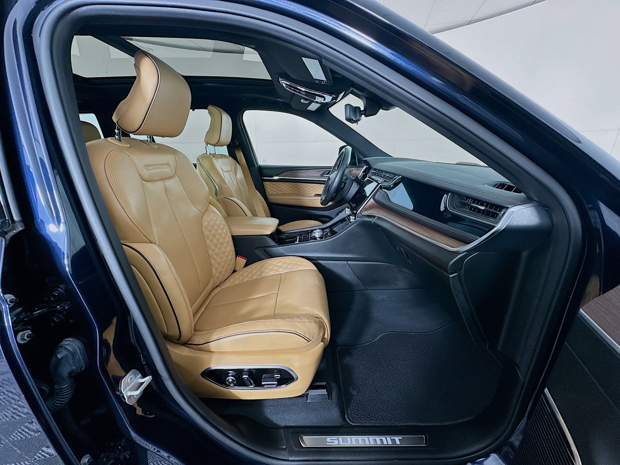 Used 2023 Jeep Grand Cherokee Summit w/ Advanced Protech Group IV image 33