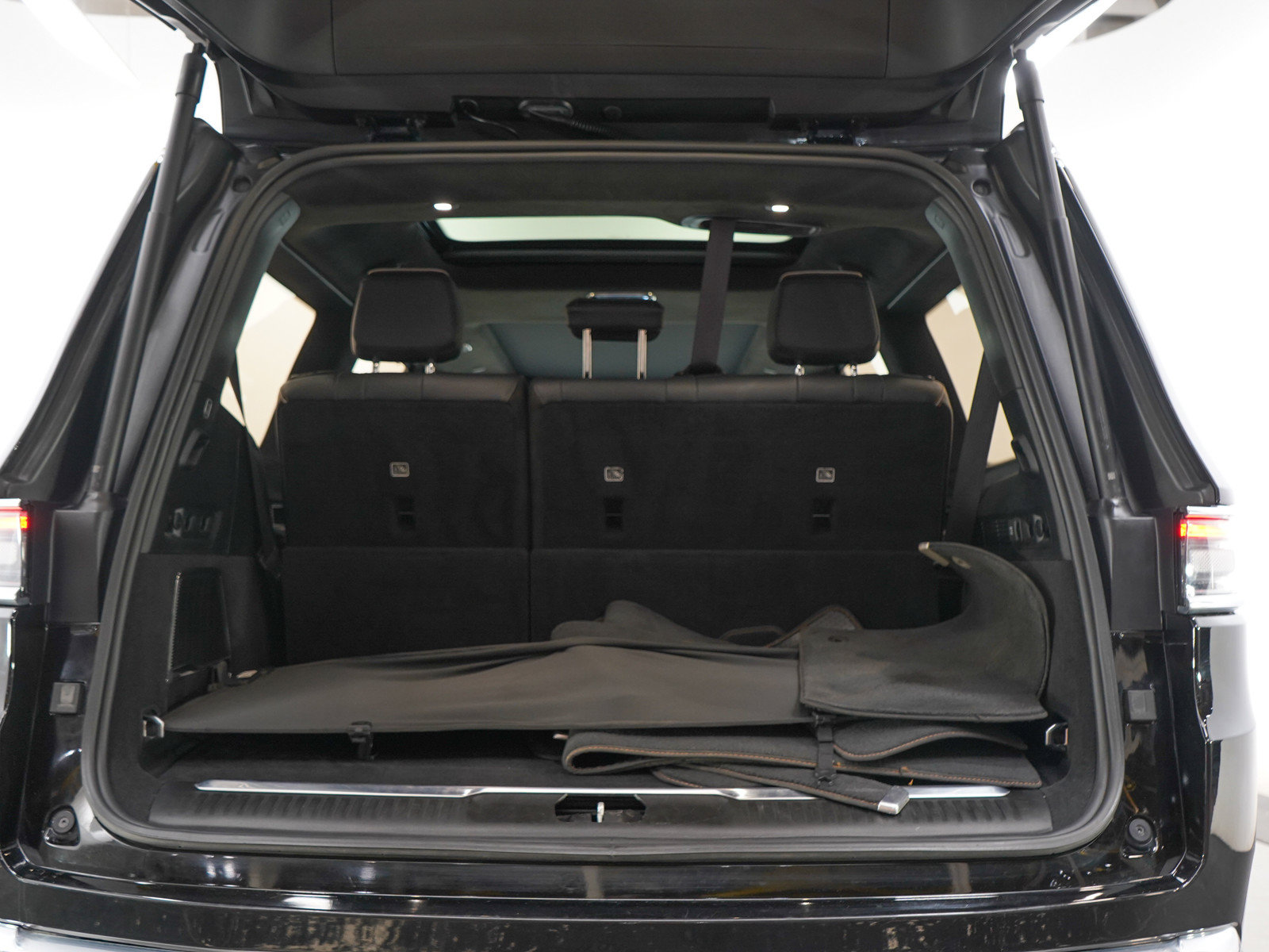 Used 2023 Jeep Grand Wagoneer Series III AWD/4WD image 18