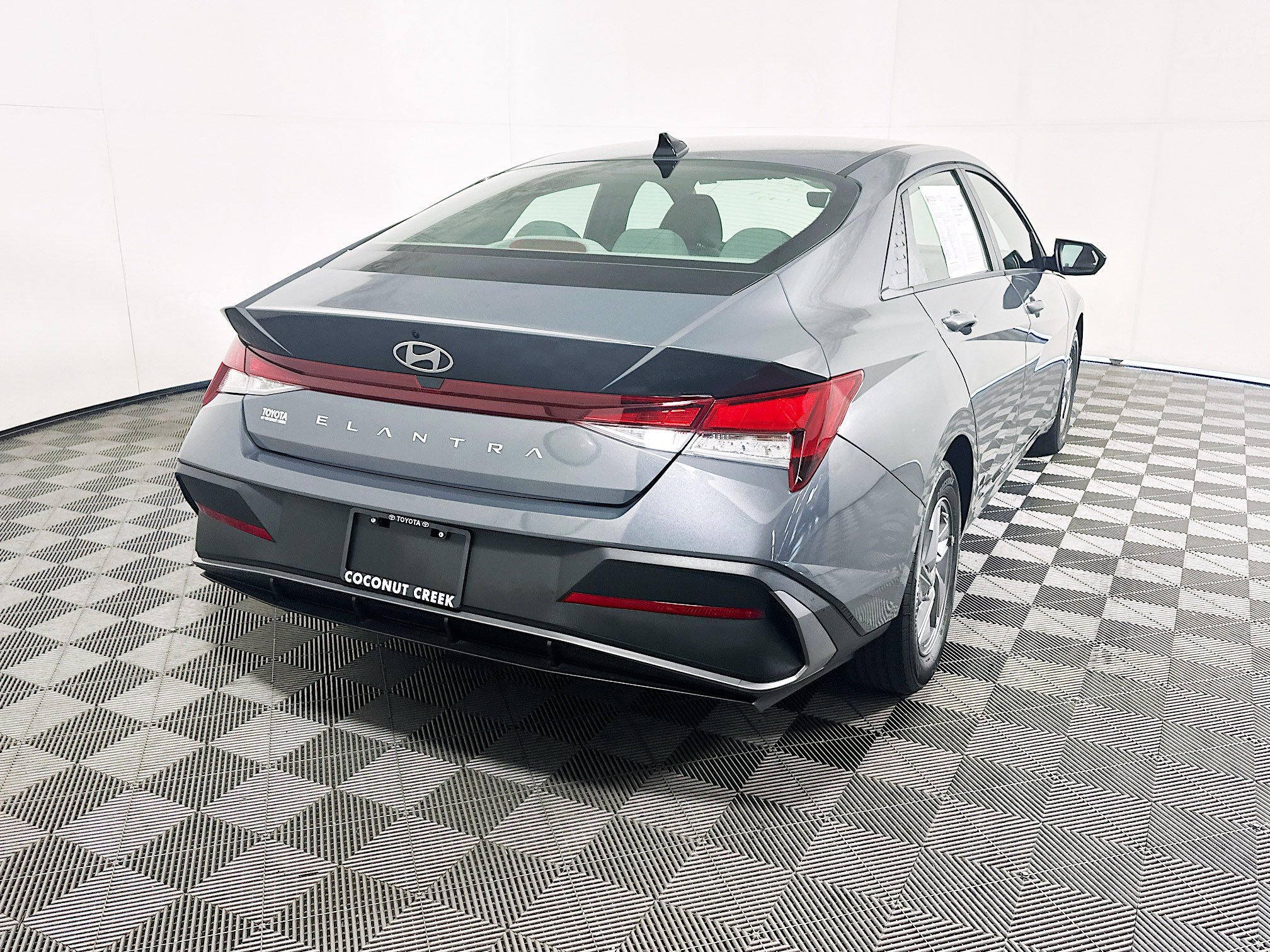 Used 2024 Hyundai Elantra SE FWD image 3